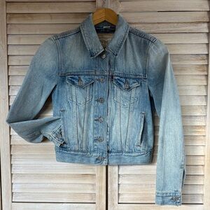 Levi's Classic Light Wash Denim Jacket XS